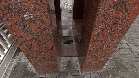 Die zwei unteren Granitbalken des Einstein-Denkmals wurden versehentlich "begraben"