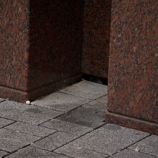 Einstein-Denkmal von Max Bill in Ulm: Die beiden unteren Granit-Blöcke sind fast völlig im Boden vergraben