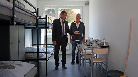 Landrat Scheffold und Blausteins stellvertretender Bürgermeister Robert Jungwirth besichtigen die neuen Conatiner in Blaustein-Herrlingen. Dort ist Platz für vorerst bis zu 100 Geflüchtete.