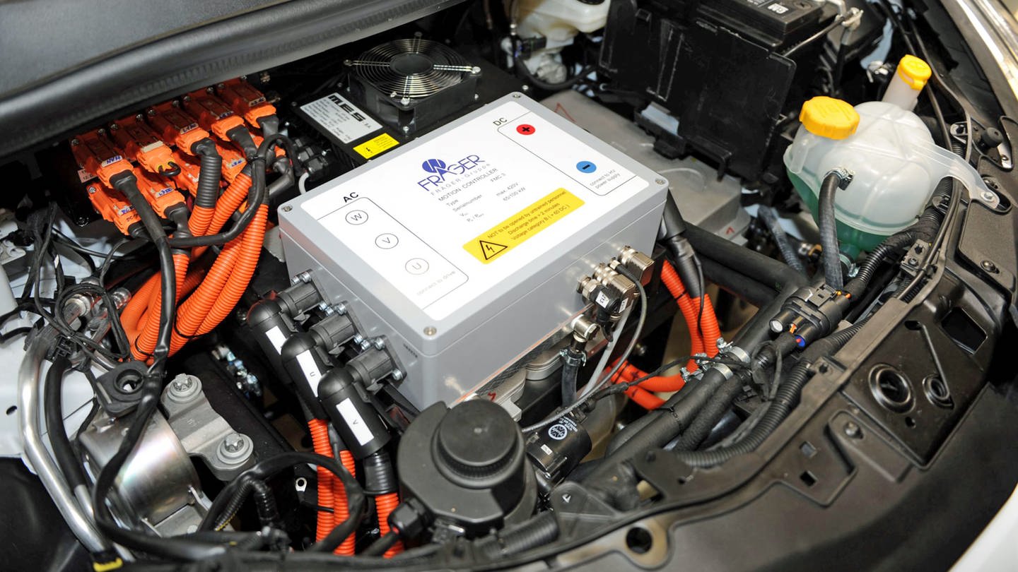 Batterie im Motorraum eines E-Autos. Forscher des Helmholtz-Instituts in Ulm suchen nach Alternativen für Lithium-Ionen-Batterien und testen nun unter anderem Natrium-Ionen-Batterien.