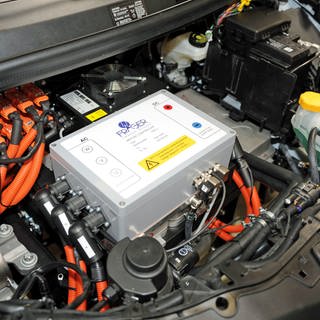 Batterie im Motorraum eines E-Autos. Forscher des Helmholtz-Instituts in Ulm suchen nach Alternativen für Lithium-Ionen-Batterien und testen nun unter anderem Natrium-Ionen-Batterien.