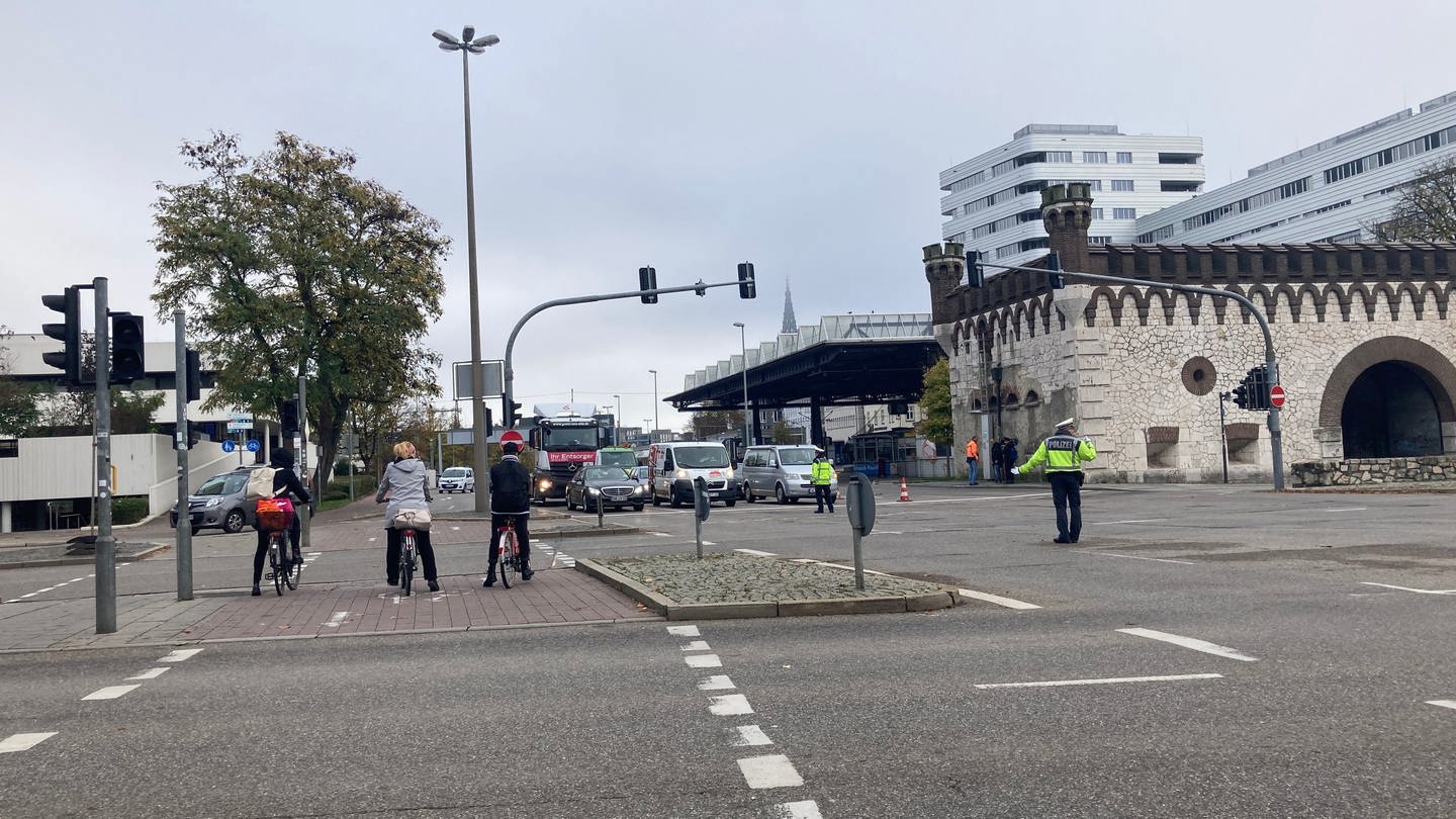 Weil die Ampeln abgeschaltet sind, regeln Polizisten den Verkehr am Ehinger Tor.