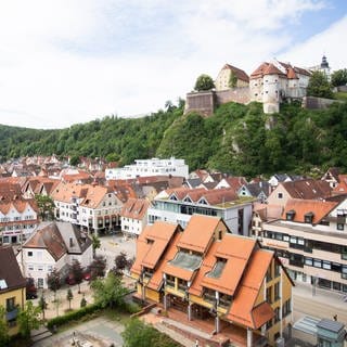 Die Stadt Heidenheim will Wohnungen auf dem Schlossberg kaufen und an Mieterinnen und Mieter mit wenig Geld vermieten (Archivbild)