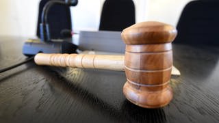 Ein Hammer liegt bei Gericht auf dem Tisch: Am Donnerstag wird am Landgericht Ellwangen das Urteil in einem Mordprozess erwartet. Ein 27-Jähriger soll bei einem Einbruch eine Seniorin erschlagen haben. 