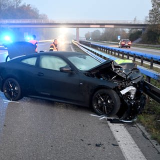 Bei dem Unfall auf der B28 zwischen Neu-Ulm und Senden starb ein 22-jähriger Autofahrer.