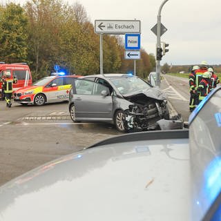 Beim Frontalzusammenstoß eines Lastwagens mit einem Auto ist zwischen Weißenhorn und Vöhringen eine Frau gestorben, mindestens ein Mensch wurde schwer verletzt.