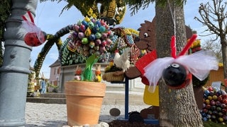 Mit viel Liebe zum Detail wurde der Osterbrunnen in Schechingen im Ostalbkreis auch im Jahr 2024 gestaltet.