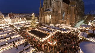 In Ulm wird der Weihnachtsmarkt aufgebaut (Archivbild).