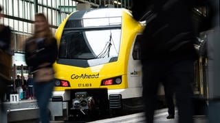 Ein Zug von Go-Ahead im Bahnhof: Weil Lokführer fehlen, fahren auch zwischen Ulm und München sowie zwischen Aalen und Augsburg weniger Züge. (Symbolbild) 