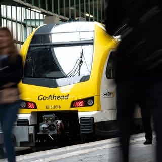 Ein Zug von Go-Ahead im Bahnhof: Weil Lokführer fehlen, fahren auch zwischen Ulm und München sowie zwischen Aalen und Augsburg weniger Züge. (Symbolbild) 