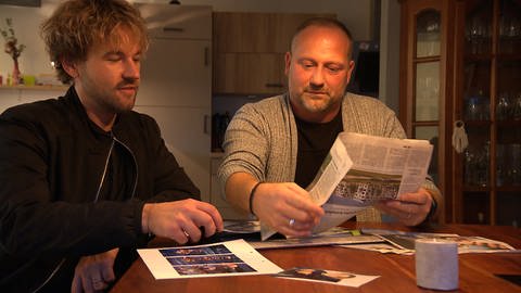 Christoph Sponer mit seinem Mann Steffen Sponer-Dittrich am Esstisch. Er unterstützt den Friseurmeister, wo er kann. 