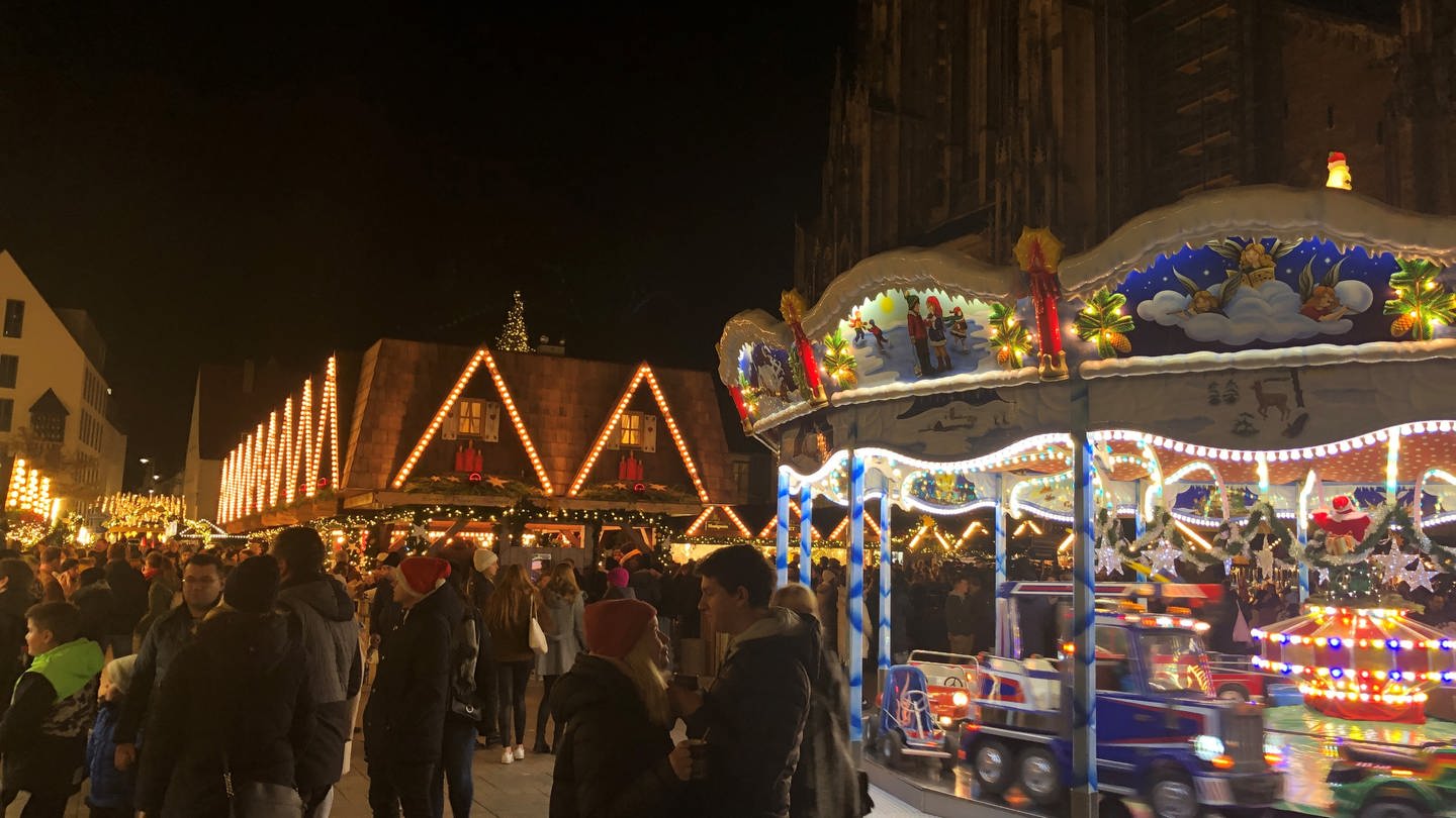 Viele strömen auf den Ulmer Weihnachtsmarkt, der am Montag eröffnet wurde.