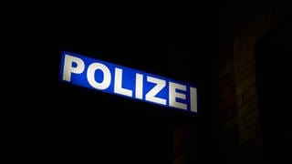 Ein beleuchtetes Bild mit der Aufschrift Polizei. Nachts auf dem Polizeirevier gelandet, ist ein ein zweijähriger Junge nach einem nächtlichen Ausflug in Illertissen im Kreis Neu-Ulm (Sujetbild).