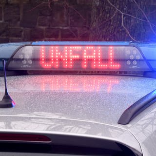 Polizeiauto mit Blaulicht und Schrift Unfall. Ein Ein 88-jähriger Autofahrer in Heubach (Ostalbkreis) hat bei einer Irrfahrt erheblichen Sachschaden verursacht.