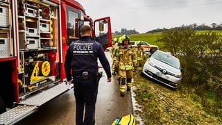 Polizei und Feuerwehr im Einsatz: In Giengen an der Brenz ist ein Rentner mit seinem Auto in 24 Stunden zwei Mal in denselben Graben gerutscht. 