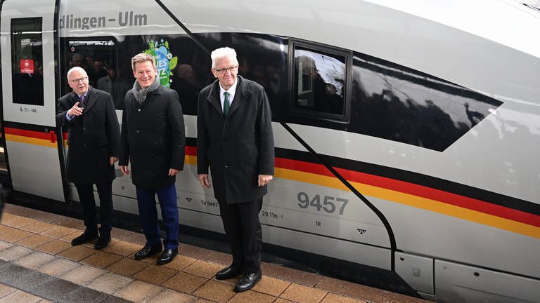 Michael Theurer, Staatssekretär beim Verkehrsministerium, Bahnchef Richard Lutz und Ministerpräsident Winfried Kretschmann (Grüne) nach der Sonderfahrt zur feierlichen Eröffnung der Neubaustrecke in Ulm.