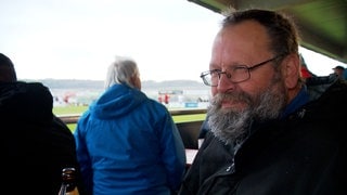 Ein bärtiger Mann mit Brille. Fußballtourist Claus "Bredi" Breitenberger ist der wohl größte Fan im Amateurfußball in der Region Ostwürttemberg. Hier besucht er ein Spiel in Dorfmerkingen.