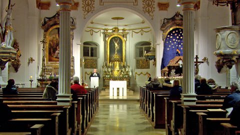 Friedensgebet in der Kirche Sankt Sebastian in Oberkirchberg. Eine Woche nach der Bluttat gedenkt Prälatin Gabriele Wulz der Opfer