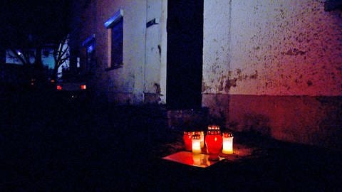 Zum ersten Mal leuchten Kerzen auch direkt vor der Haustür der Flüchtlingsunterkunft. 