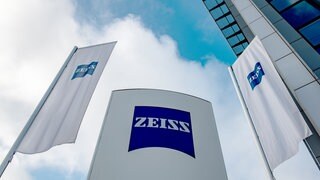 Das Optik-Unternehmen Zeiss in Oberkochen (Ostalbkreis) hat in diesem Jahr seinen Umsatz nochmals steigern können. Damit übertrifft Zeiss sogar das Rekordjahr 2021. 