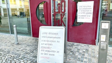 Schild mit Informationen zu einem Wasserschaden für Besucherinnen und Besucher der Ulmer Stadtbibliothek - in der Glaspyramide der Bibliothek in Ulm hatte es am zweiten Weihnachtstag einen Wasserschaden gegeben.