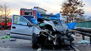 Auto nach einem Unfall auf der B311 bei Ehingen. Ein Mann und ein Kind sollen beim Zusammenstoß mit einem Lkw ums Leben gekommen sein.