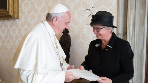 Annette Schavan bei ihrer Amtseinfürhung im Jahr 2014 als deutsche Botschafterin am Heiligen Stuhl mit Papst Franziskus. (Archivbild)