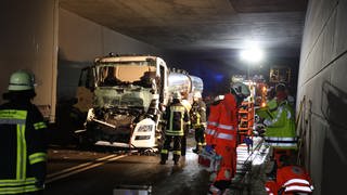 Lkw-Unfall in einer Unterführung der B10 in Neu-Ulm. Zwei Menschen wurden verletzt, einer von ihnen schwer.