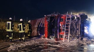 Die Feuerwehr hat einen brennenden Lkw auf der A7 bei Senden gelöscht.