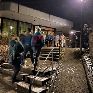 350 Menschen sind nach dem gewaltsamen Tod eines 14-jährigen Mädchens in Illerkirchberg zu einem Bürgerdialog gekommen.