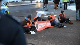 Klimaaktivisten haben sich am Donnerstagmorgen auf eine Kreuzung in Aalen geklebt.