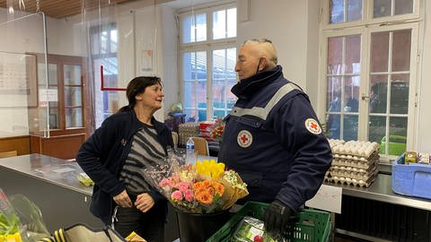 Kurz vor der Öffnung im Ulmer Tafelladen ist Claudia Steinhauer im Gespräch mit den Helfern. 