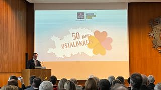 Beim Festakt zum 50-jährigen Bestehen des Ostalbkreises nennt Landrat Joachim Bläse (CDU) am Rednerpult vor den geladenen Gästen die Kreisreform ein Erfolgsmodell.