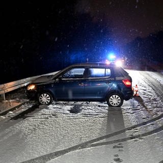 Auf der B10 in Ulm endete die Fahrt eines 20-Jährigen in der Leitplanke. Sein Auto war auf schneebedeckter Fahrbahn ins Schleudern geraten.