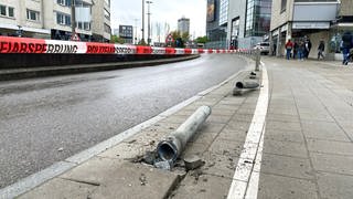 Bei einem mutmaßlichen Autorennen im April vergangenen Jahres wurden mehrere Straßenpfosten in der Ulmer Stadtmitte überfahren.