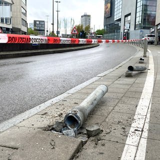 Bei einem mutmaßlichen Autorennen im April vergangenen Jahres wurden mehrere Straßenpfosten in der Ulmer Stadtmitte überfahren.