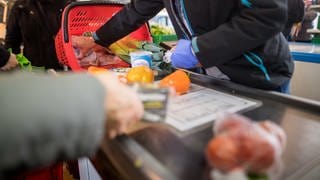 Die Kasse in einem Tafelladen - der Wocheneinkauf ist dort bedeutend günstiger als im Supermarkt. 