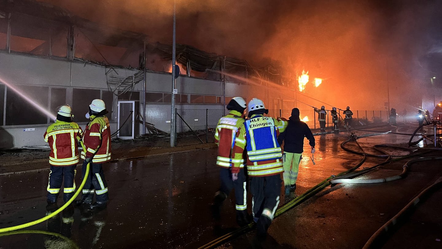 Feuerwehrleute bei der Löschung eines Großbrands in Allmendingen (Alb-Donau-Kreis)