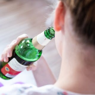 Jugendliche trinken Alkohol - in Schwäbisch Gmünd (Ostalbkreis) hat die Polizei eine Alkohol-Testkaufaktion gemacht. 