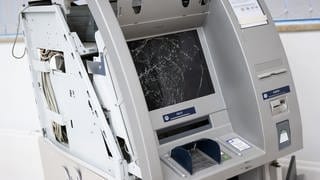 Ein gesprengter Geldautomat - in letzter Zeit kommt es immer öfter zur Zerstörung von solchen Geräten. 