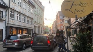 Die Herrenkellergasse wird zur reinen Fußgängerzone. Bisher teilten sich hier Autofahrer, Radler und Fußgänger die Gasse.