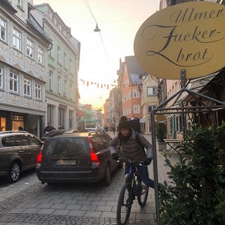 Die Herrenkellergasse wird zur reinen Fußgängerzone. Bisher teilten sich hier Autofahrer, Radler und Fußgänger die Gasse.