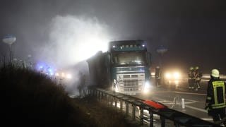 Ein brennender Lkw auf der A8 hat am Morgen für einen Stau im Berufsverkehr gesorgt. 