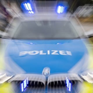 Mehrere Streifenwagen rückten wegen eines Videodrehs mit Waffen in Schwäbisch Gmünd (Symbolfoto).