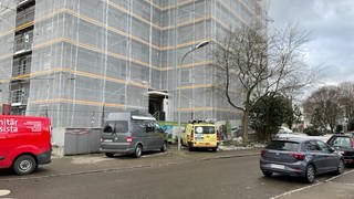 Nach dem Brand in einem Mehrfamilienhaus in Ulm-Wiblingen, ist dies weiterhin nicht bewohnbar. 