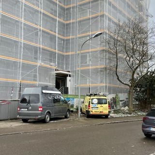 Nach dem Brand in einem Mehrfamilienhaus in Ulm-Wiblingen, ist dies weiterhin nicht bewohnbar. 