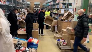 Ein Lager voller Kartons und Hilfsgüter