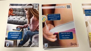 Plakate der Polizei zur Prävention von Kinderpornografie