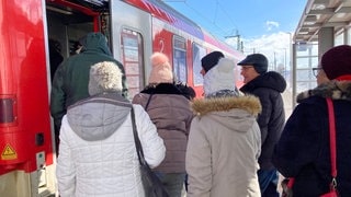 Seniorinnen und Senioren sind am Montag mit Anleitung mit Bus- und Bahn unterwegs gewesen. 