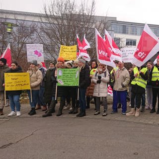 Die Gewerkschaft ver.di hat für Dienstag zu Warnstreiks in den Alb-Donau-Kliniken aufgerufen. Mitarbeitende der Klinik in Ehingen haben sich vor der Klinik mit ihren Plakaten versammelt.